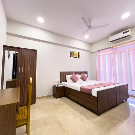 Pinaki Comfort Stay, Vile Parle
